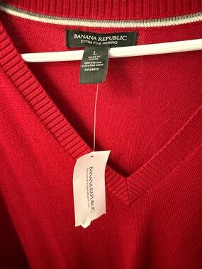 Banana Republic mens V-Neck Sweater in  Red w tags